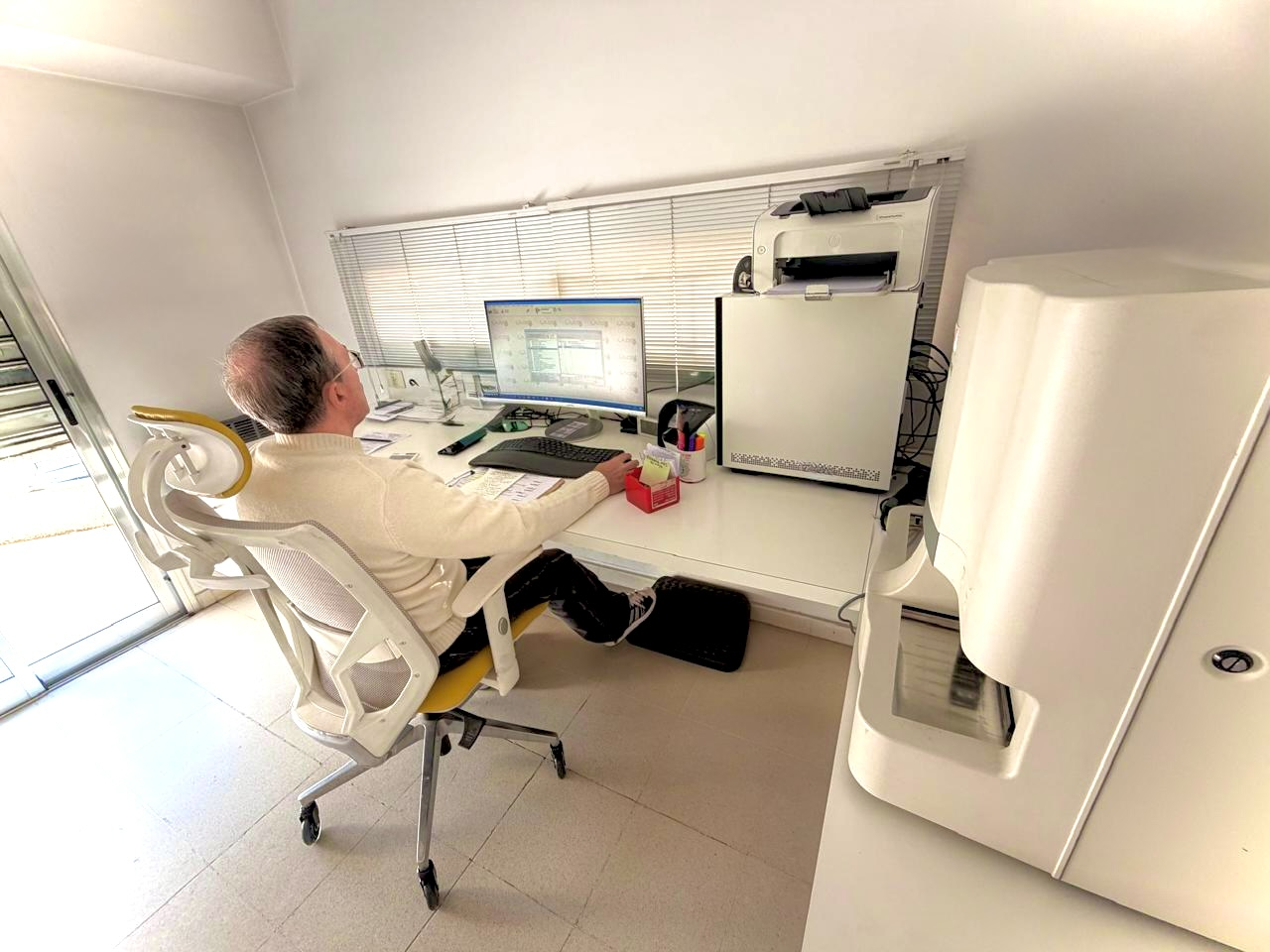 Bioquímico trabajando con el sistema del laboratorio